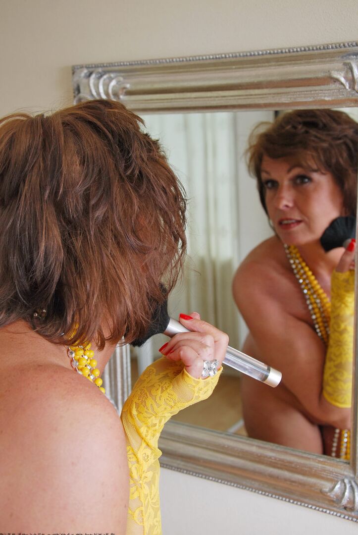20P Luscious Models, rousse mature, fait ses lèvres avant de poser nue devant un miroir