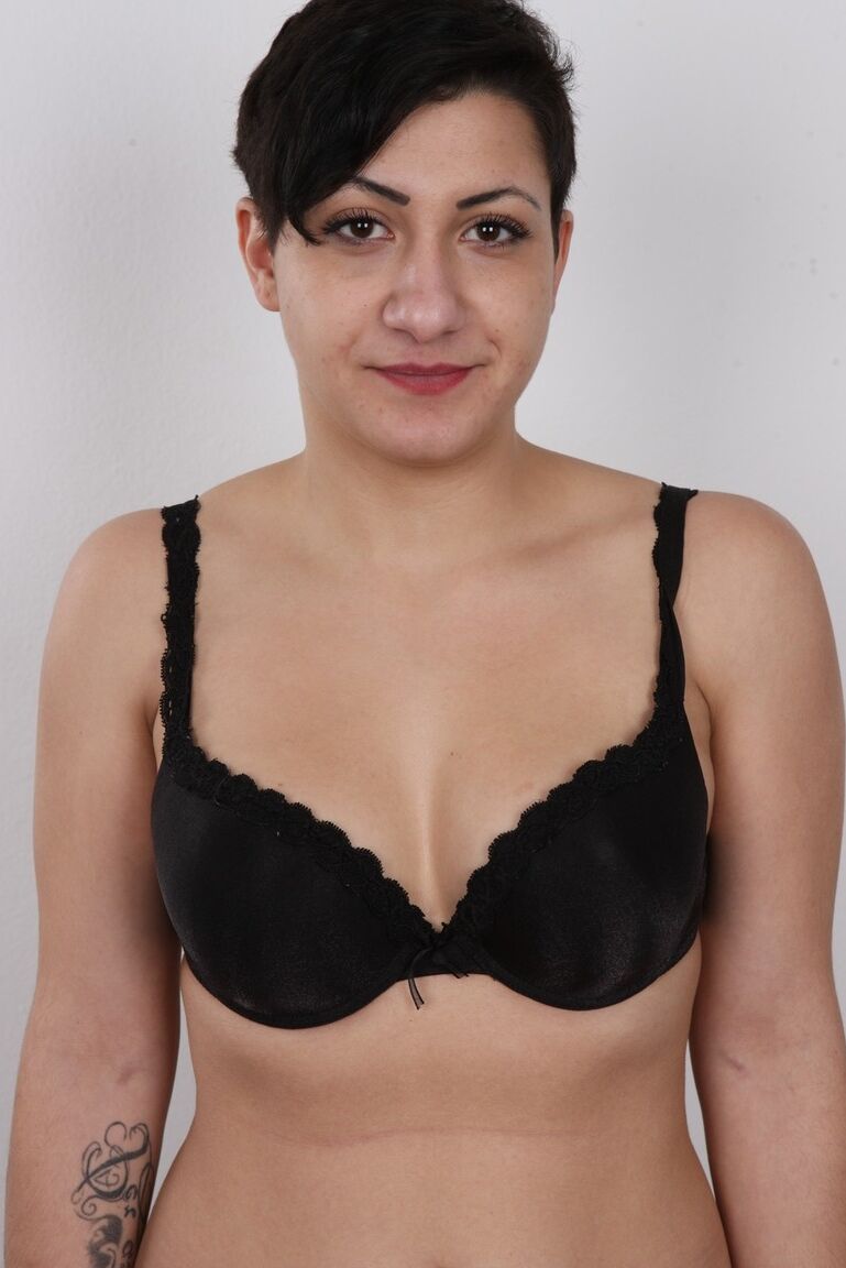 20P ショートヘアのチェコ人初挑戦者が初めてのヌードポーズのために服を脱ぐ