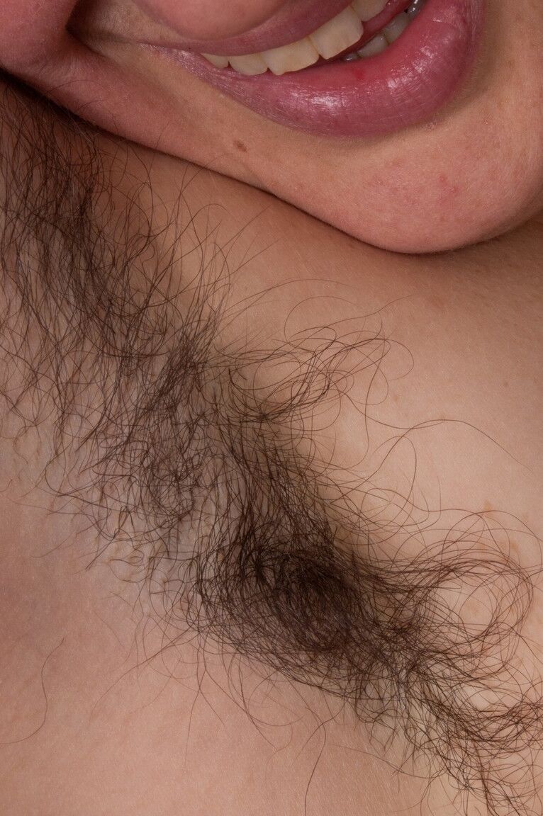 Das freche Schulmädchen Sadie Lune (18P) zieht ihren Rock aus, um ihre haarigen, fleischigen Lippen aus nächster Nähe zu zeigen