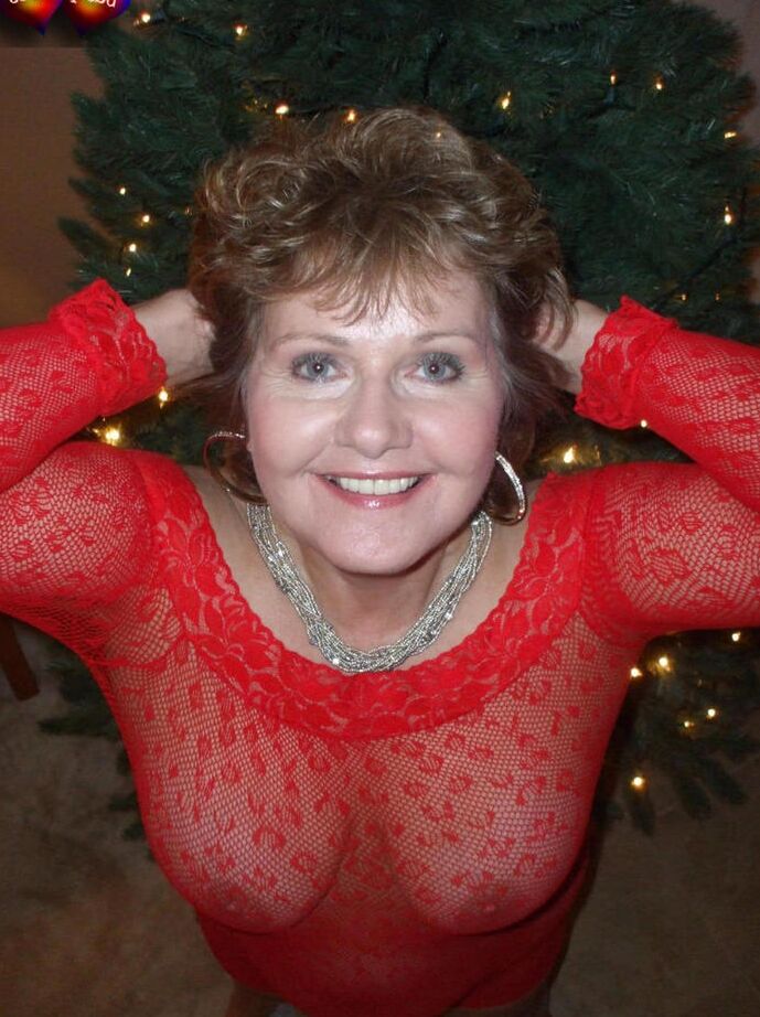 20P A senhora madura Busty Bliss expõe os seios durante uma celebração de Natal