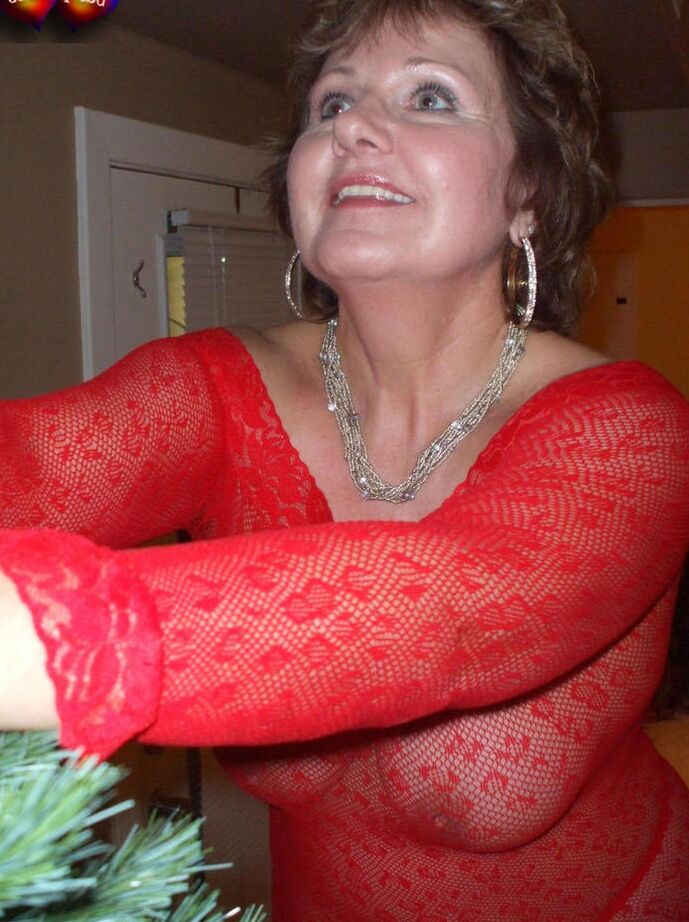 20P A senhora madura Busty Bliss expõe os seios durante uma celebração de Natal