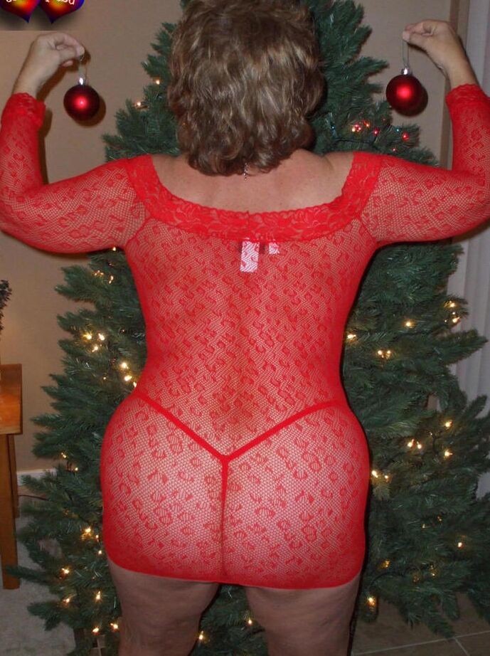 20P A senhora madura Busty Bliss expõe os seios durante uma celebração de Natal