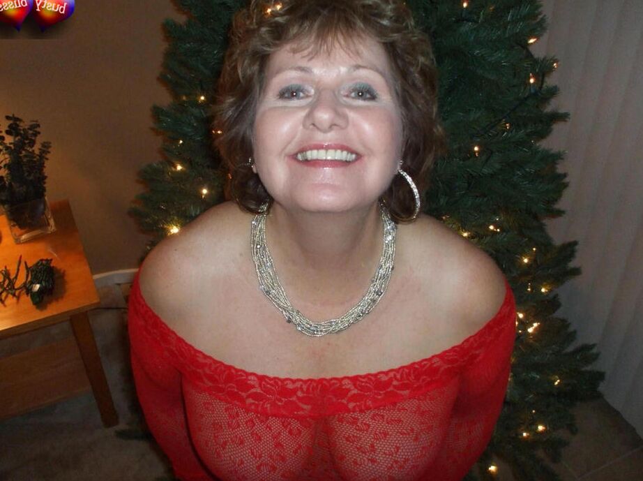 20P A senhora madura Busty Bliss expõe os seios durante uma celebração de Natal