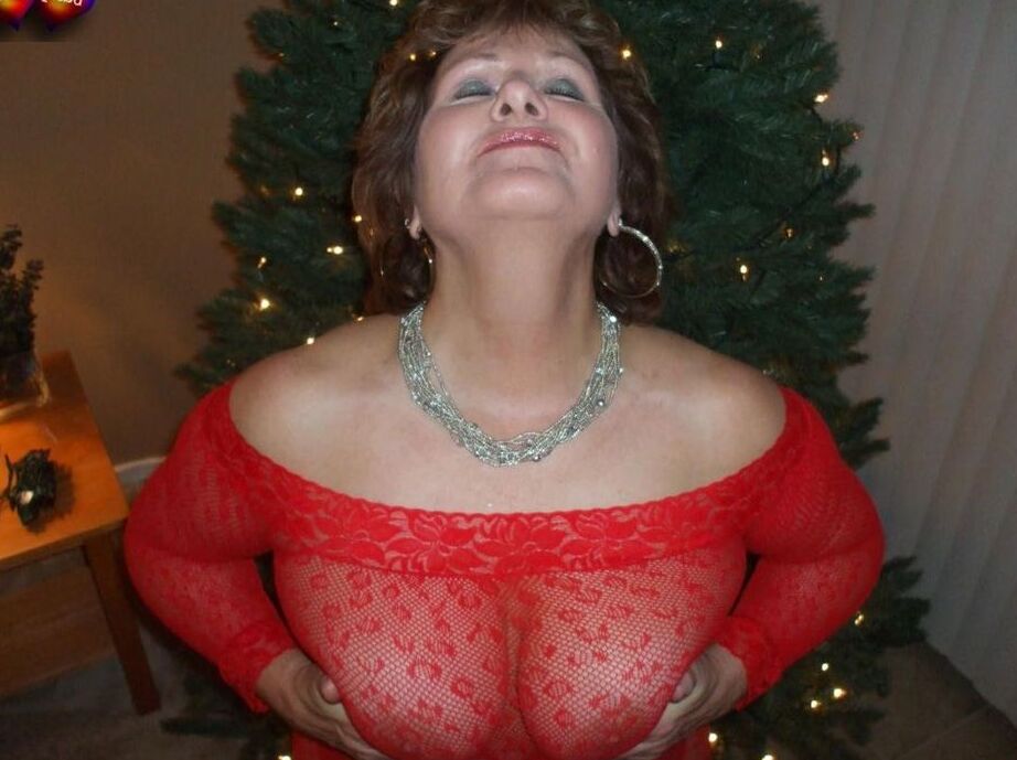 20P A senhora madura Busty Bliss expõe os seios durante uma celebração de Natal