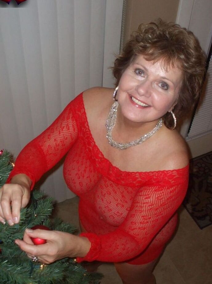 20P A senhora madura Busty Bliss expõe os seios durante uma celebração de Natal