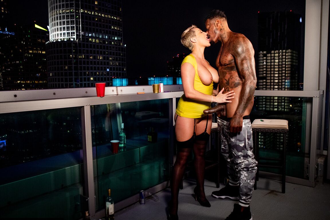20P Curvilínea MILF Ryan Keely gosta de sexo interracial quente com um garanhão negro gigante