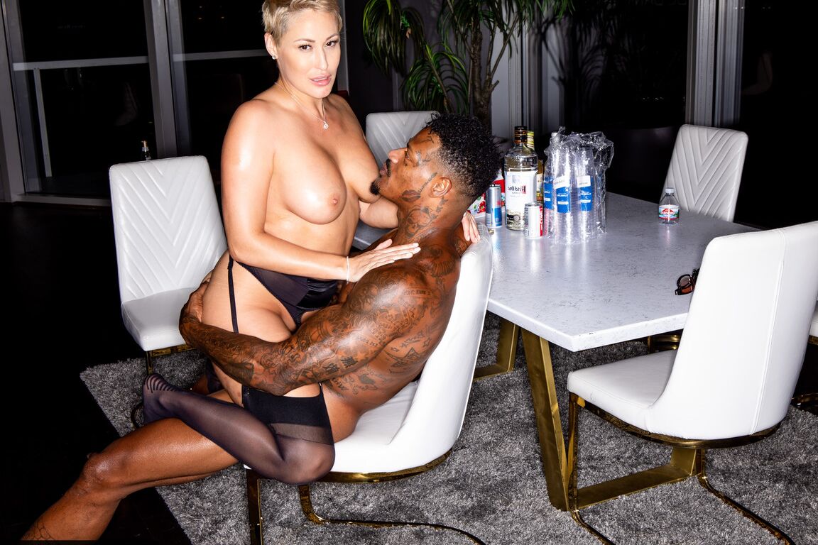 20P Curvilínea MILF Ryan Keely gosta de sexo interracial quente com um garanhão negro gigante
