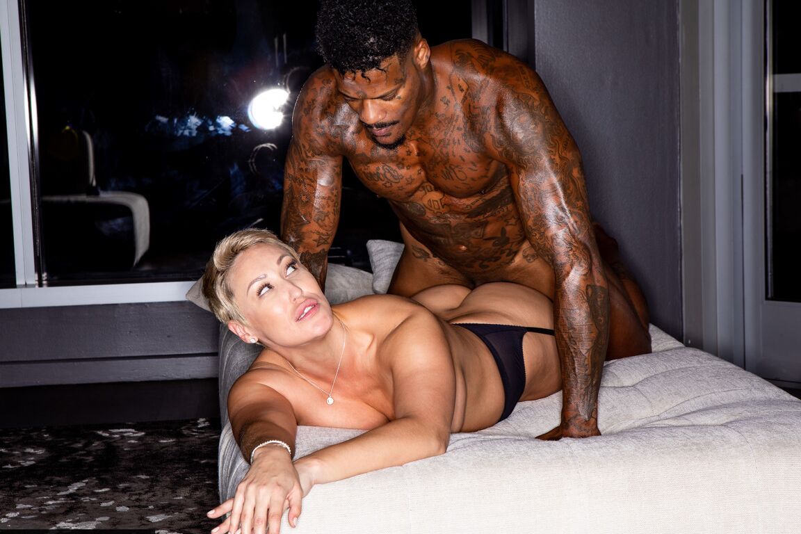 20P Curvilínea MILF Ryan Keely gosta de sexo interracial quente com um garanhão negro gigante
