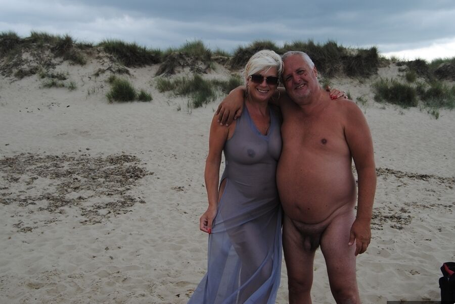 20P La blonde mature Dimonty mange une friandise glacée après avoir posé nue sur une plage