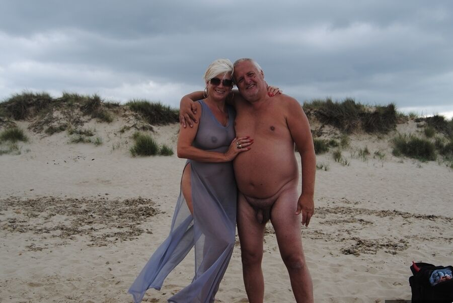 20P La blonde mature Dimonty mange une friandise glacée après avoir posé nue sur une plage