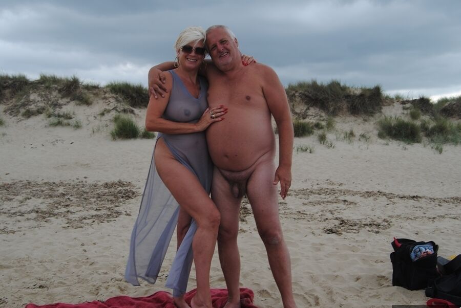 20P La blonde mature Dimonty mange une friandise glacée après avoir posé nue sur une plage