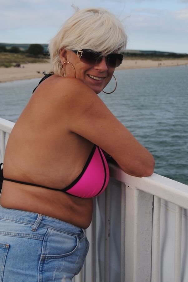 20P La blonde mature Dimonty mange une friandise glacée après avoir posé nue sur une plage
