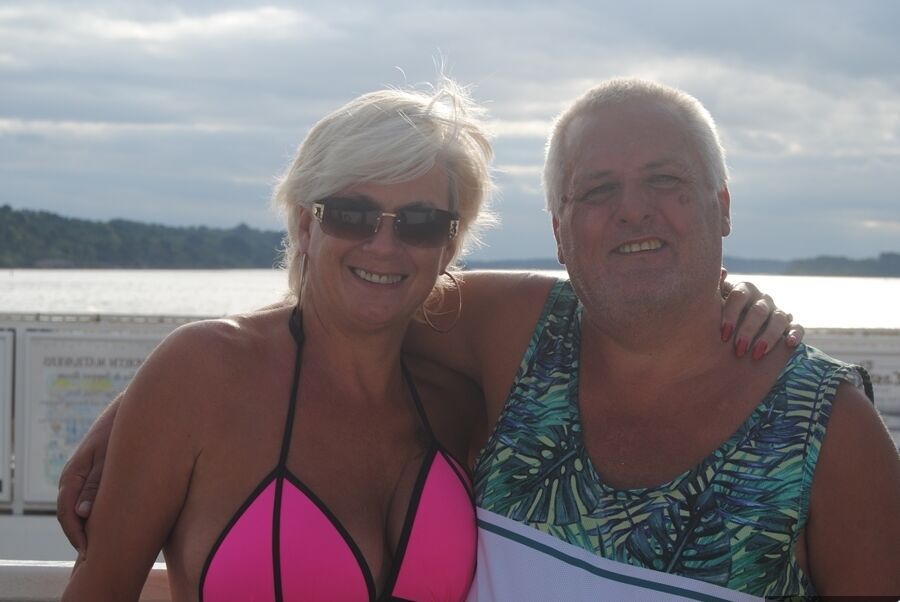 20P La blonde mature Dimonty mange une friandise glacée après avoir posé nue sur une plage