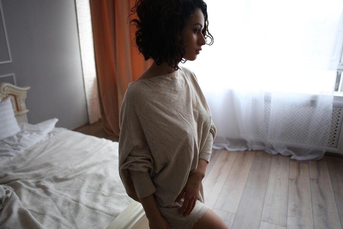 17P 美しい巻き毛のモデル Shpitsy がハメ撮り痴漢のために巨乳を明らかにする