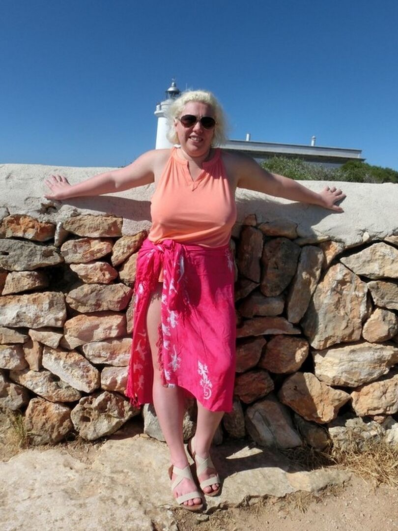 16P Barby, gordinha e madura, fica nua enquanto visita um local turístico espanhol