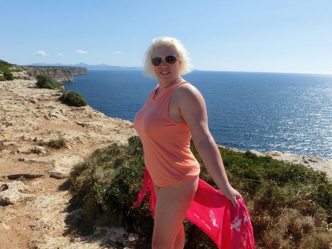 16P Barby, gordinha e madura, fica nua enquanto visita um local turístico espanhol