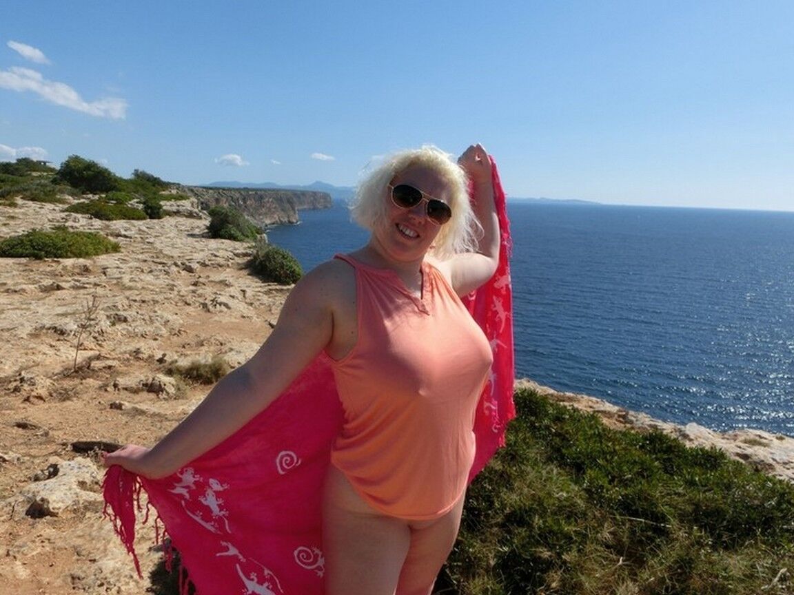 16P Barby, gordinha e madura, fica nua enquanto visita um local turístico espanhol