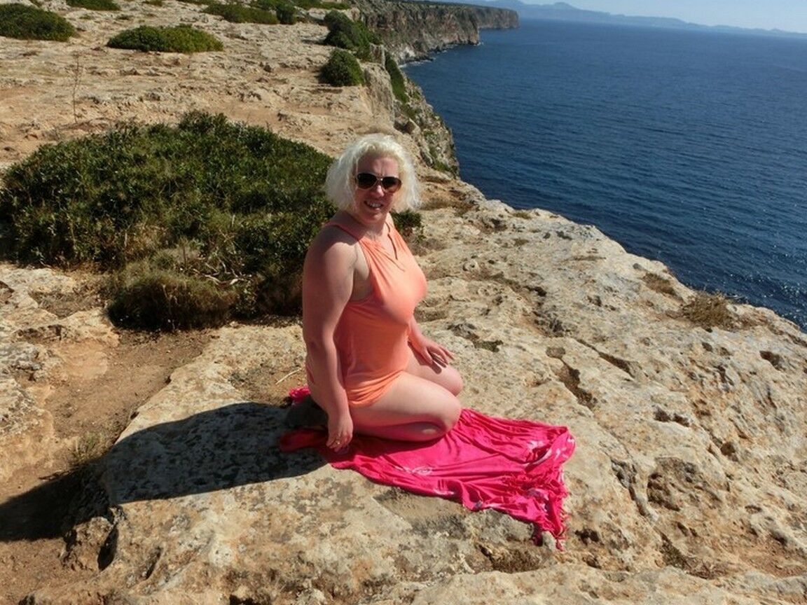 16P Barby, gordinha e madura, fica nua enquanto visita um local turístico espanhol