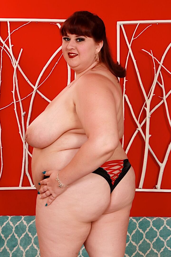 16P SSBBW Shanelle Savage remove lingerie de boneca para posar nua em um futon