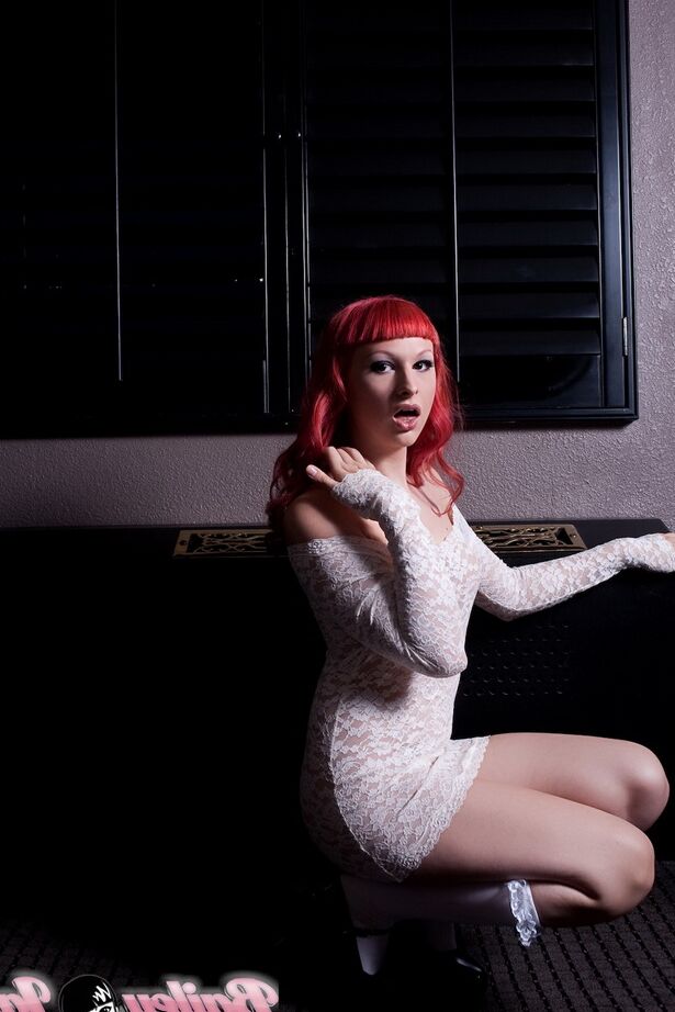 10P Redhead Bailey Jay posiert in sexy weißer Spitze