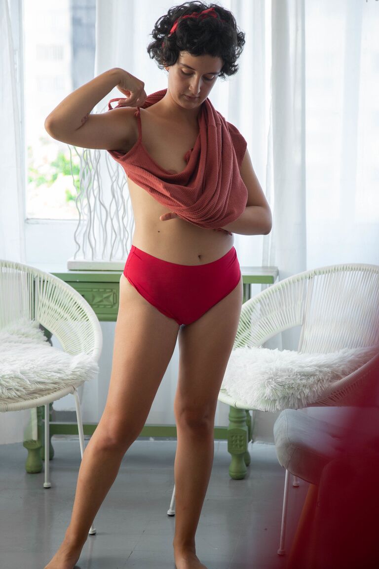 21P Adolescente fofa com peitos pequenos Adelina veste calcinha vermelha e vestido vermelho