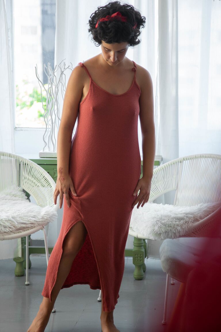 21P Adolescente fofa com peitos pequenos Adelina veste calcinha vermelha e vestido vermelho
