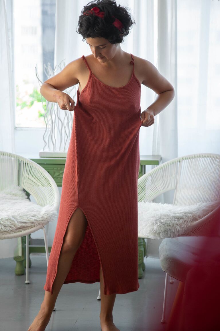 21P Adolescente fofa com peitos pequenos Adelina veste calcinha vermelha e vestido vermelho
