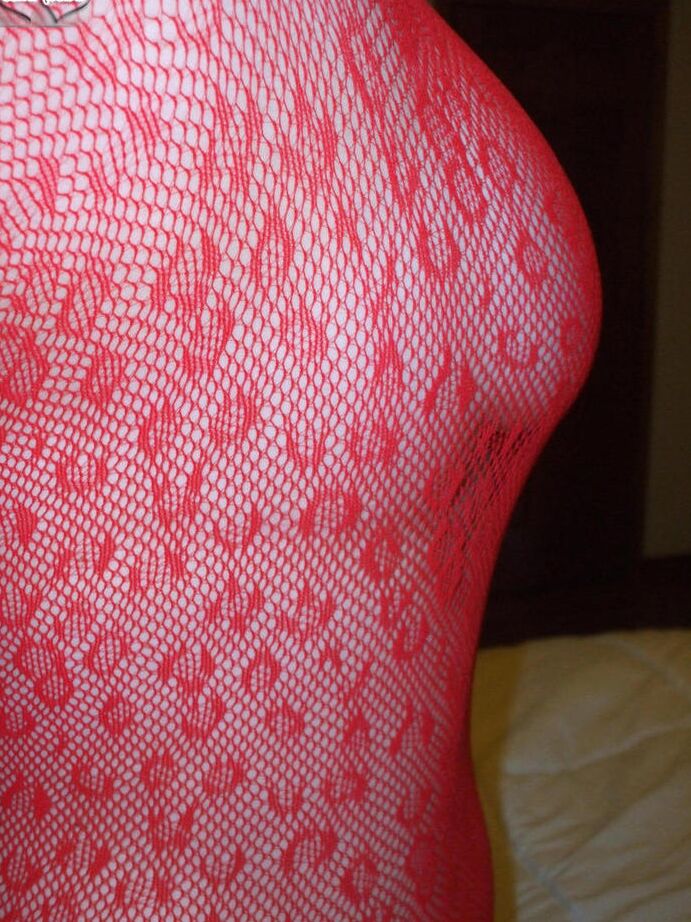 20P Amador maduro Busty Bliss chupa um pau pequeno enquanto usa lingerie transparente