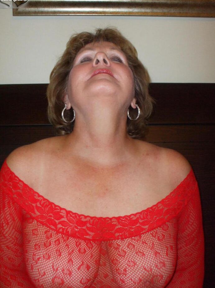 20P Amador maduro Busty Bliss chupa um pau pequeno enquanto usa lingerie transparente
