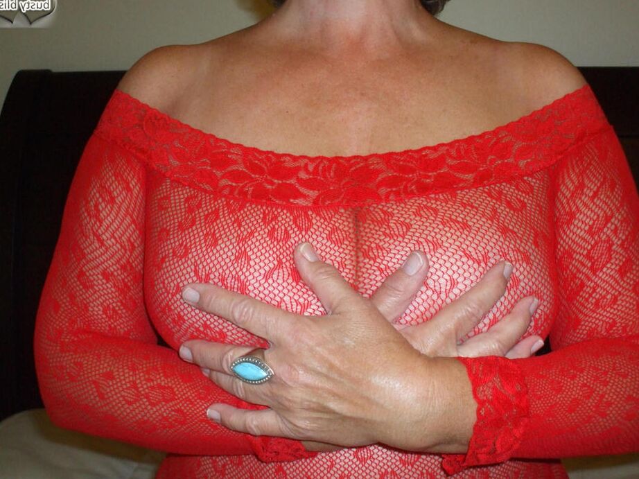 20P Amador maduro Busty Bliss chupa um pau pequeno enquanto usa lingerie transparente