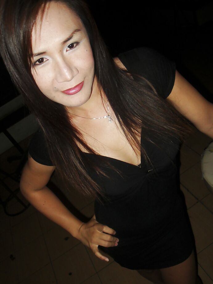 16P Morena adolescente asiática ladyboy Pu mostrando seus peitos e posando em público