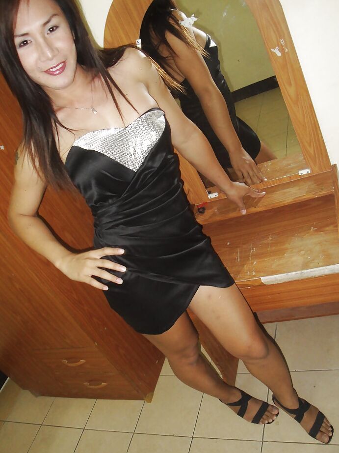 16P Morena adolescente asiática ladyboy Pu mostrando seus peitos e posando em público