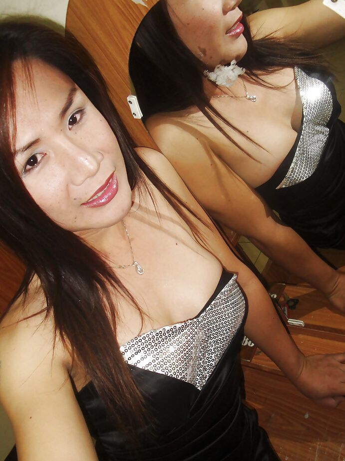16P Morena adolescente asiática ladyboy Pu mostrando seus peitos e posando em público