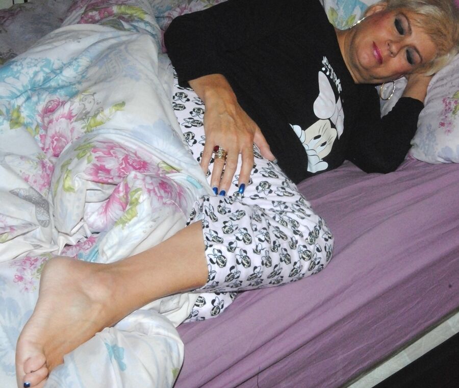 17P Mulher madura dormindo Dimonty expõe seus seios depois de acordar