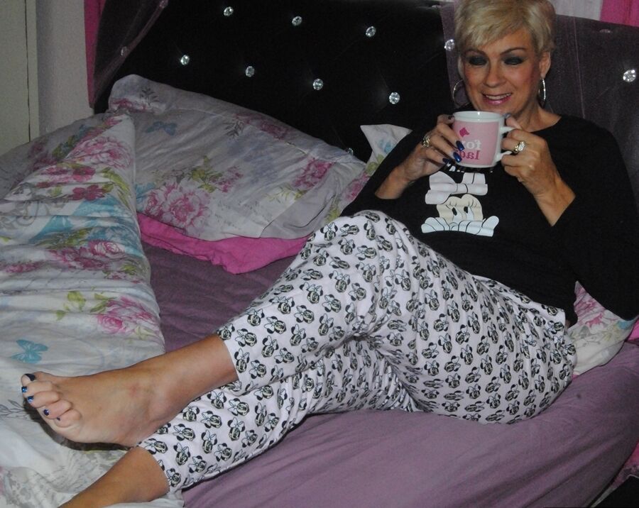 17P Mulher madura dormindo Dimonty expõe seus seios depois de acordar
