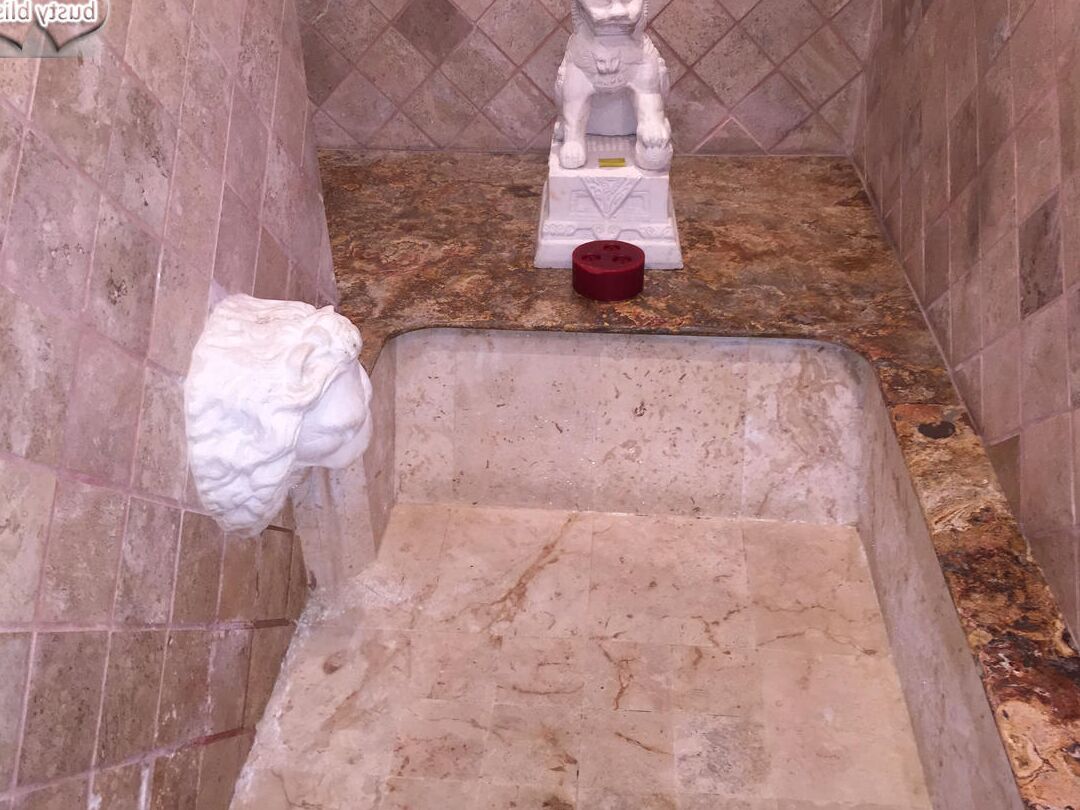 16P Mollige ältere Frau Busty Bliss zieht ihren Bademantel aus, bevor sie unter die Dusche geht