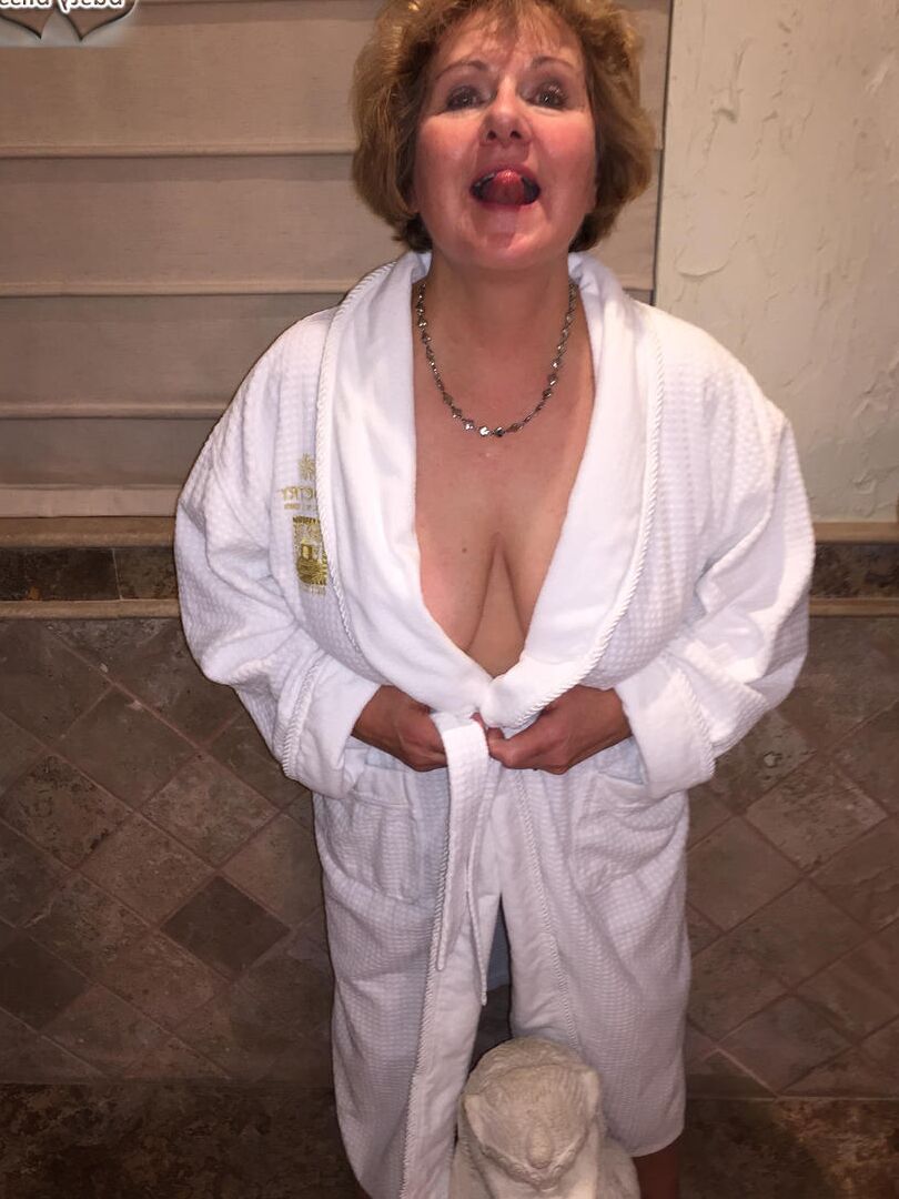 16P Mollige ältere Frau Busty Bliss zieht ihren Bademantel aus, bevor sie unter die Dusche geht