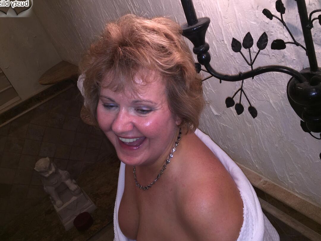 16P Mollige ältere Frau Busty Bliss zieht ihren Bademantel aus, bevor sie unter die Dusche geht