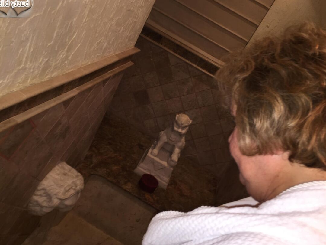 16P Mollige ältere Frau Busty Bliss zieht ihren Bademantel aus, bevor sie unter die Dusche geht