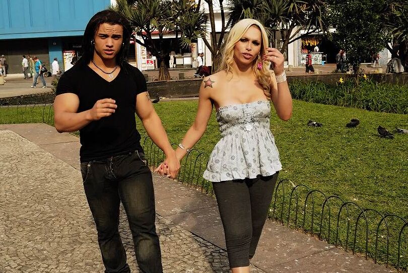 16P Heiße blonde Shemale Suzy Valenca lässt sich ohne Kondom in den Arsch ficken und abspritzen