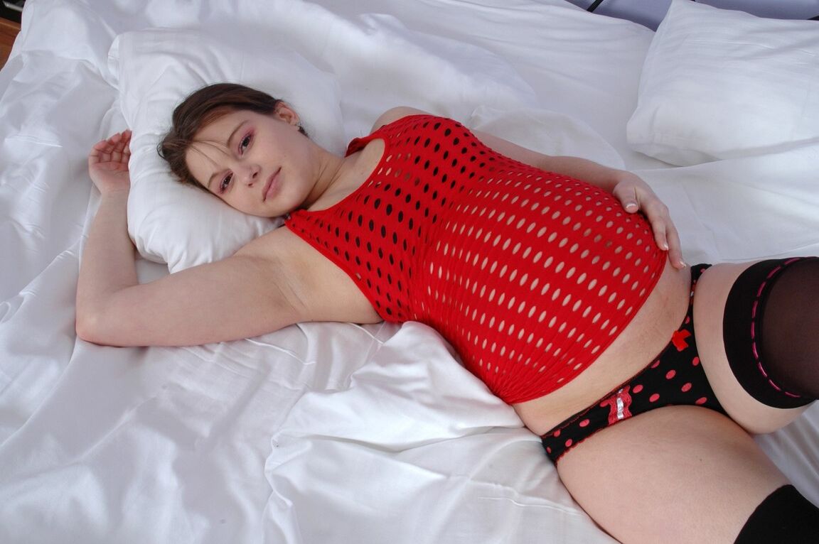 21P La belleza embarazada Suki revela su gran barriga, sus pezones hinchados y su coño calvo