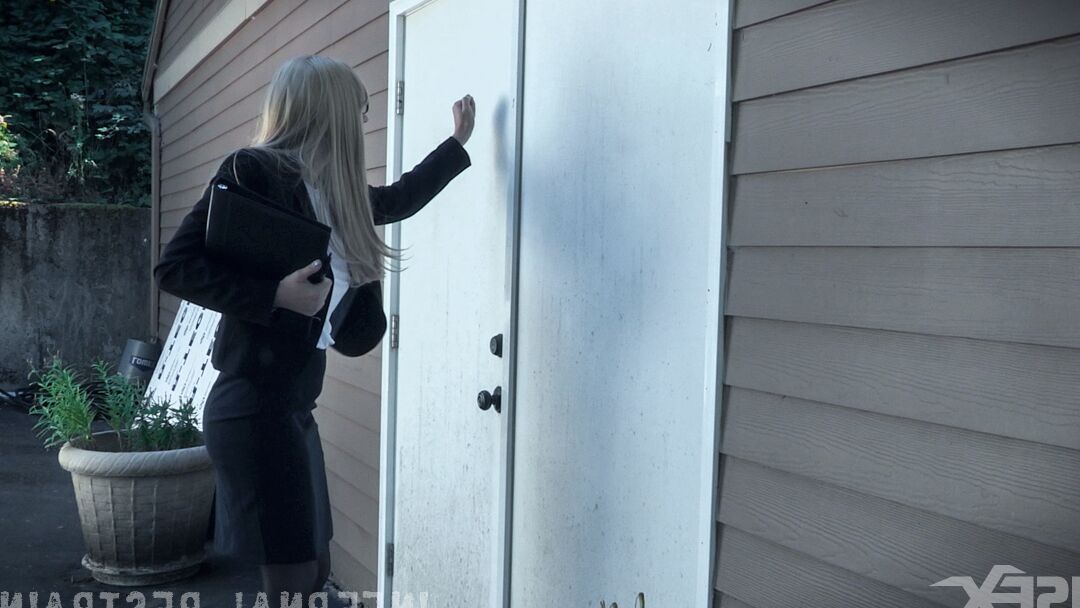Die 14P blonde Sexsklavin Riley Nixon ist für eine harte BDSM-Foltersitzung in Ketten gefesselt