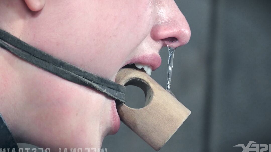 Die 14P blonde Sexsklavin Riley Nixon ist für eine harte BDSM-Foltersitzung in Ketten gefesselt