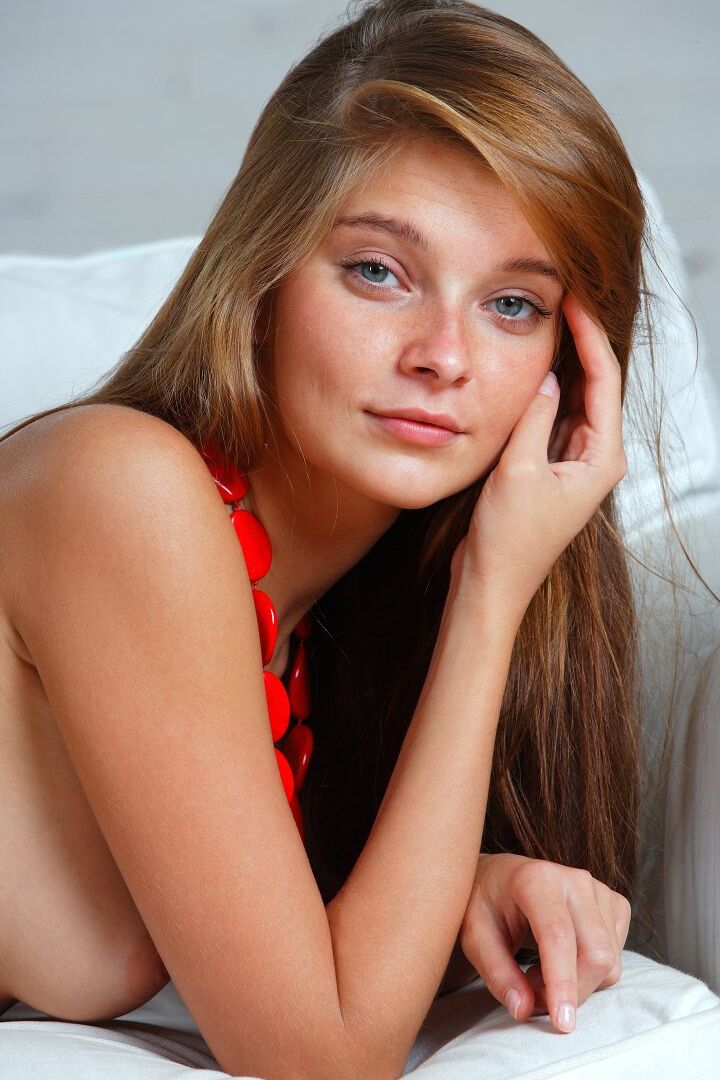 Die 16-jährige blonde Teenagerin Angelina B trägt nur ein Lächeln und eine Halskette, während sie nackt posiert