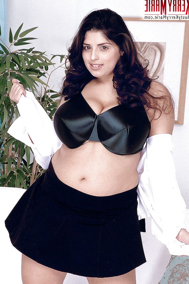 16P La gorda secretaria europea Kerry Marie dejando al descubierto sus enormes tetas durante su debut como estrella porno