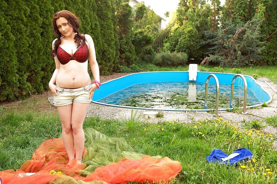 16P Junge Rothaarige Diana enthüllt große natürliche Titten draußen am Schwimmbad