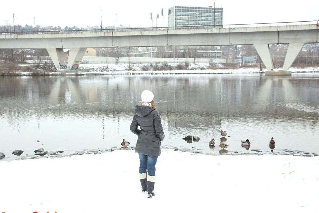 15P Küssendes Paar fickt hart und intensiv, um sich nach dem Spielen im Schnee aufzuwärmen
