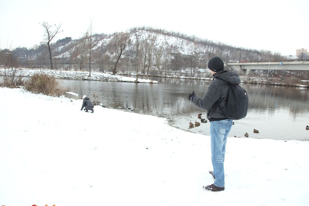 15P Küssendes Paar fickt hart und intensiv, um sich nach dem Spielen im Schnee aufzuwärmen