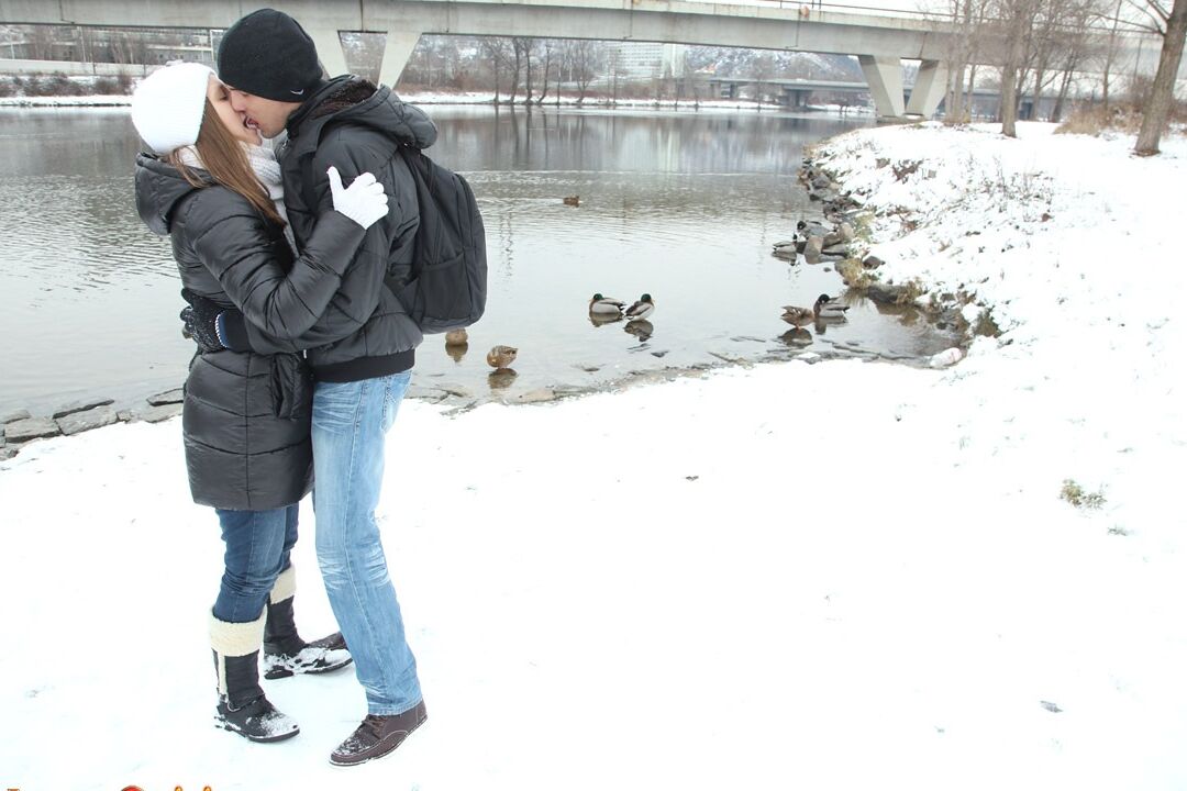15P Küssendes Paar fickt hart und intensiv, um sich nach dem Spielen im Schnee aufzuwärmen