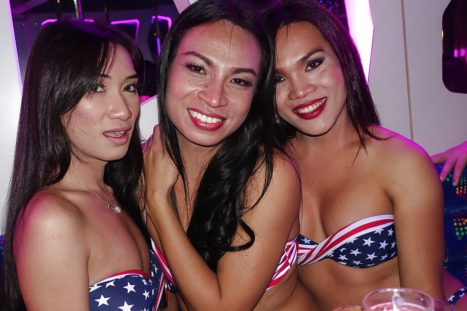 16P Recopilación de varias travestis asiáticas en bikini y lencería